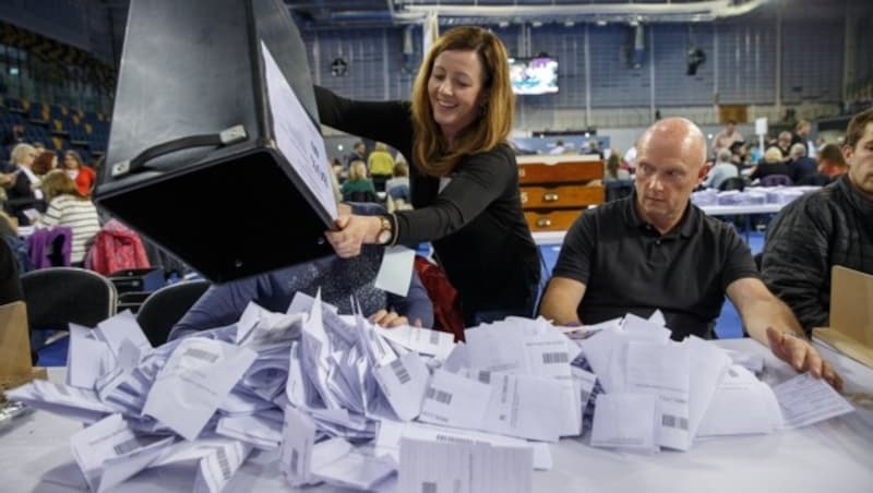 Die Auszählung der Stimmen dauerte die ganze Nacht. (Bild: EPA)