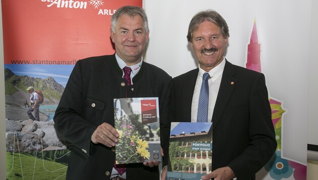 Blumige Aussichten für die Bürgermeister Helmut Mall (St. Anton; li.) und Hans Lintner (Schwaz). (Bild: polak mediaservice)