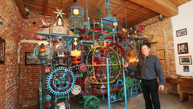 Franz Gsellmann besitzt und betreibt die Weltmaschine seines Großvaters (Bild: Juergen Radspieler)
