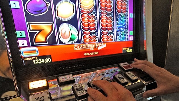 Zahlreiche Glücksspiel-Automaten wurden bei den Razzien sichergestellt. (Bild: APA/GEORG HOCHMUTH (Symbolbild))