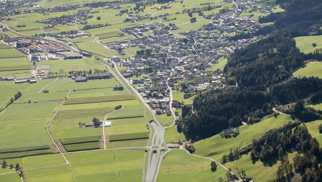 14 der 15 Fügener Gemeinderäte stimmten am Mittwoch für die "Variante Grün", die Trassenverlegung. (Bild: Gemeinde Fügen)