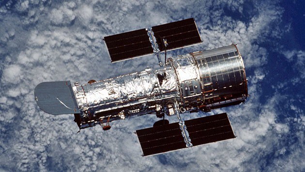 Das Weltraumteleskop Hubble im Erdorbit (Bild: NASA)
