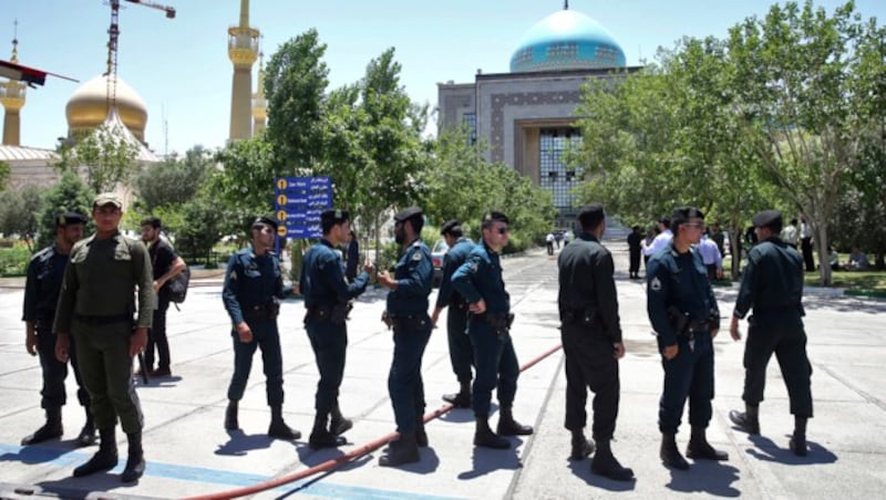 Polizisten vor dem Khomeini-Mausoleum (Bild: AP)