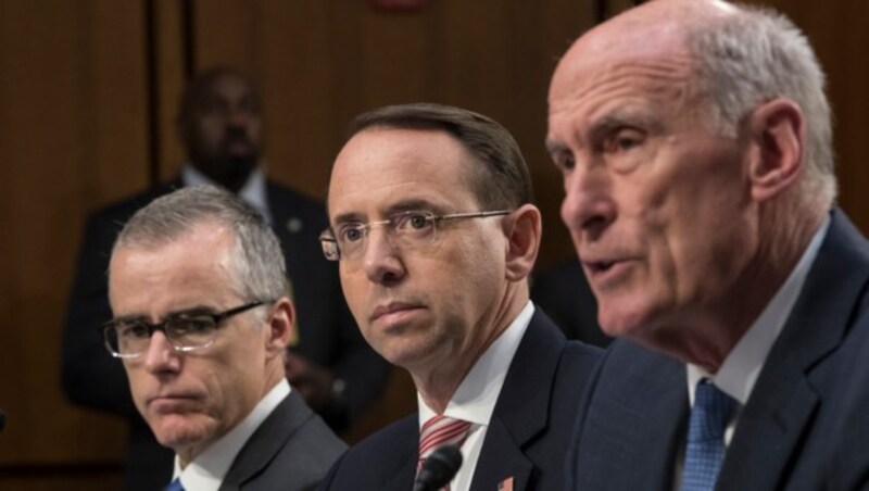 Von links: FBI-Chef Andrew McCabe, Vize-Justizminister Rod Rosenstein und Geheimdienstchef Dan Coats (Bild: AP)