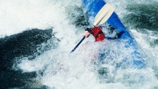 Der Kajakfahrer kenterte zunächst, dann wurde er im Fluss mitgerissen (Symbolbild). (Bild: thinkstockphotos.de (Symbolbild))