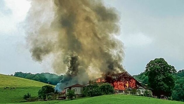 Das Wirtschaftsgebäude des Bauernhofes stand in Flammen. Es brannte vollständig ab. (Bild: Markus Tschepp)