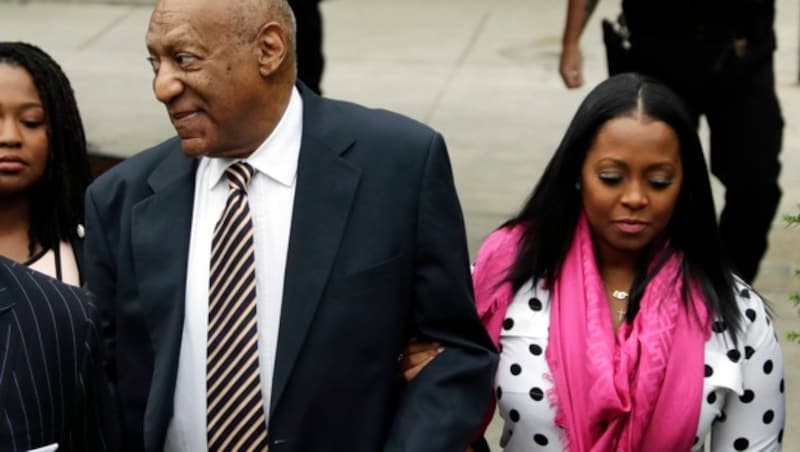 Bill Cosby erschien mit Serien-Tochter Keshia Knight Pulliam vor Gericht. (Bild: AP)