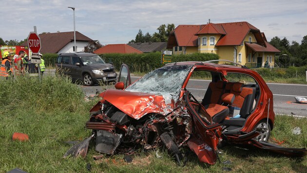 Der rote Chevrolet der jungen Mutter wurde bei der Frontalkollision völlig zerfetzt. (Bild: laumat.at / Matthias Lauber)