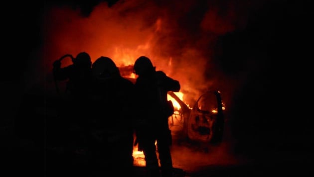 Der Wagen des Rasers ging nach dem Unfall auf der A 1 bei Pucking sofort in Flammen auf (Bild: FOTOKERSCHI.AT/KERSCHBAUMMAYR)