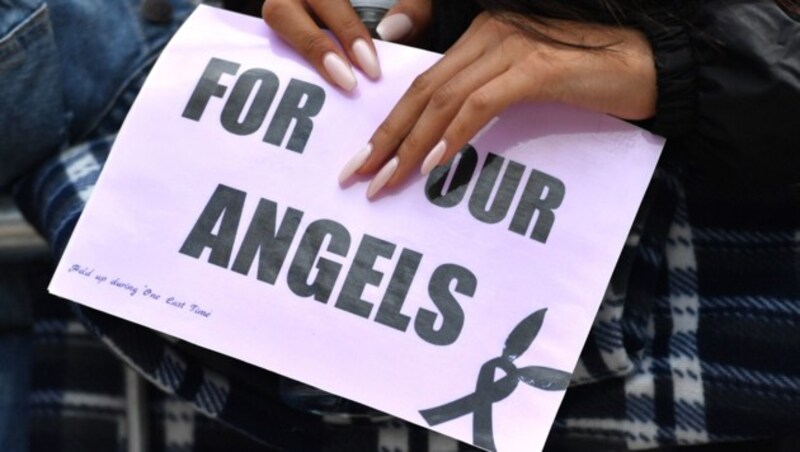 "Für unsere Engel" steht auf den Plakaten, die viele Fans mitgebracht haben. (Bild: AFP or licensors)