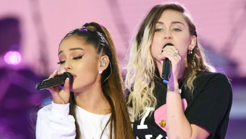 Pop-Sängerinnen Ariana Grande (li.) und Miley Cyrus stimmten ein Duett an. (Bild: AP)