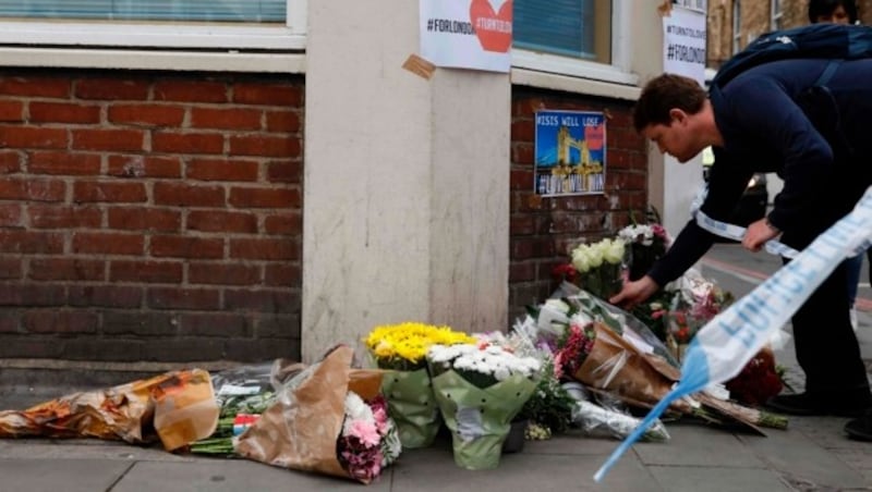 Familienmitglieder und Freunde der Todesopfer von Manchester hinterlassen Blumen und Botschaften. (Bild: AFP or licensors)