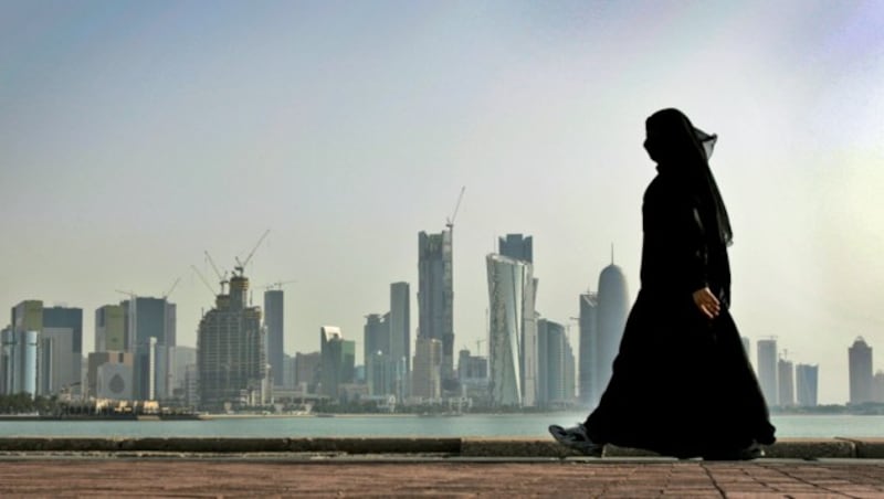 Eine einheimische Frau vor der Skyline der katarischen Hauptstadt Doha (Bild: Associated Press)