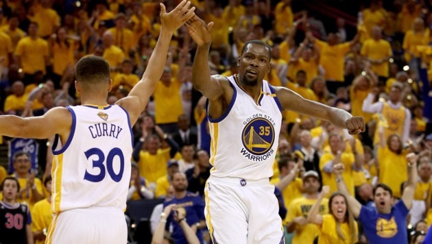 Kevin Durant (rechts) mit Stephen Curry (Bild: GETTY IMAGES NORTH AMERICA)