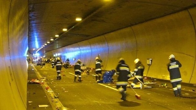Aufräumarbeiten nach einem Unfall im Katschbergtunnel (Bild: FF Rennweg)