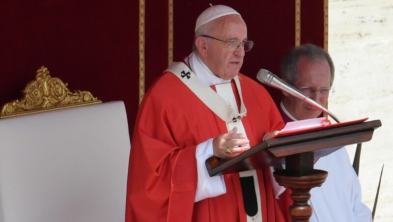 Papst Franziskus bei der Pfingstmesse in Rom (Bild: AFP)