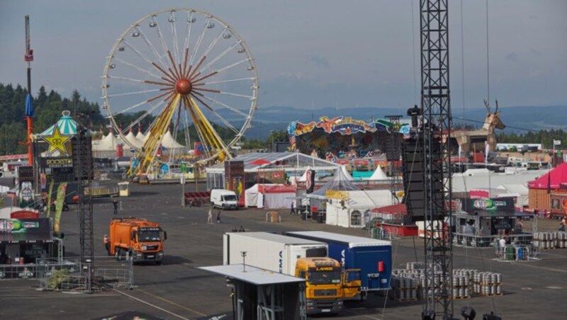 Das Gelände des "Rock am Ring"-Festivals am Samstagvormittag (Bild: AP)