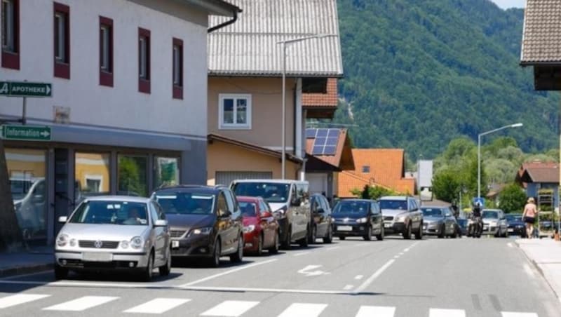 Stau auch in Kuchl: Der Bürgermeister musste wie viele mit dem Rad einkaufen fahren. (Bild: Gerhard Schiel)