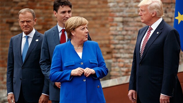 Dieses Bild sagt mehr als tausend Worte: Die USA und Europa entfernen sich voneinander. (Bild: AP)