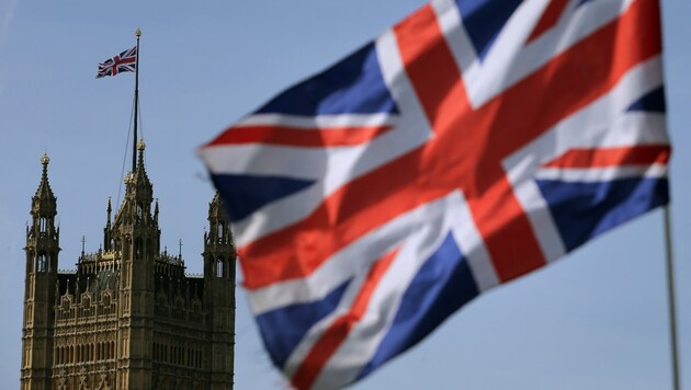 Der Union Jack vor dem Parlamentsgebäude in London (Bild: AFP)