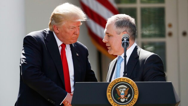 Trump mit Scott Pruitt, dem Chef der US-Umweltschutzbehörde (Bild: AP)