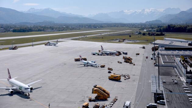 Passagiermaschinen am Flughafen Salzburg (Bild: APA/BARBARA GINDL)