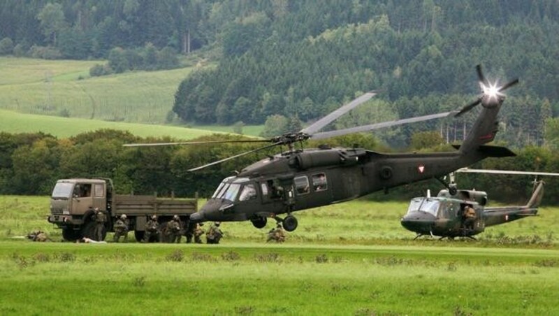 Ein "Black Hawk" und ein "AB 212" (Hintergrund) (Bild: Christoph Matzl)