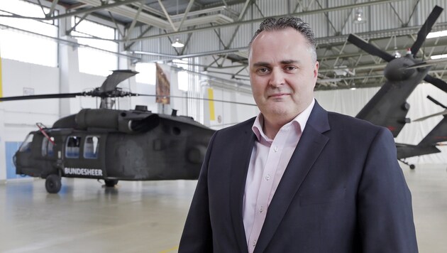 Verteidigungsminister Hans Peter Doskozil investiert 48 Millionen Euro in die Black-Hawk-Flotte. (Bild: Klemens Groh)