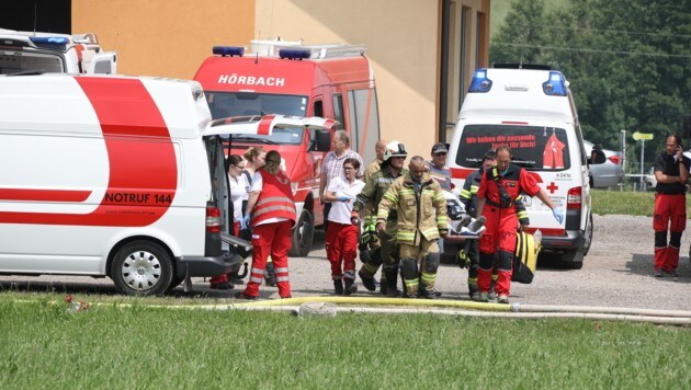 Feuerwehrkameraden und Rettungskräfte bargen die Verletzten. (Bild: laumat.at / Matthias Lauber)