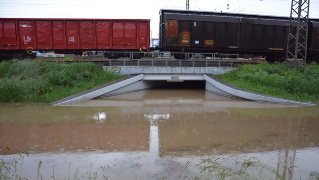 Eine Bahnunterführung in Launsdorf wurde komplett geflutet. (Bild: Georg Bachhiesl)