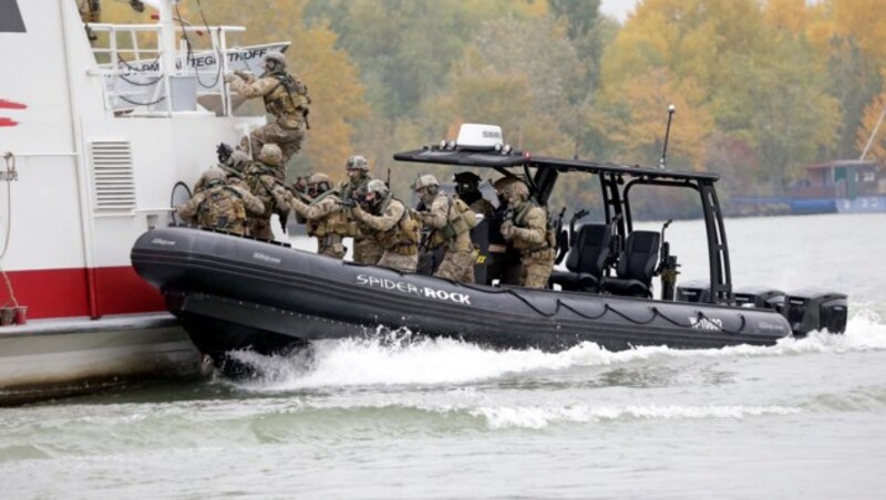 Der EU-Einsatz war zuvor auf der Donau geübt worden. (Bild: Klemens Groh)