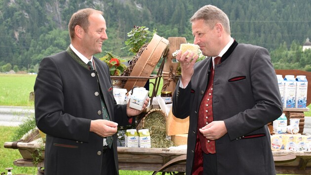 Geisler (li.) und Rupprechter mit heimischen Produkten. (Bild: Land Tirol)