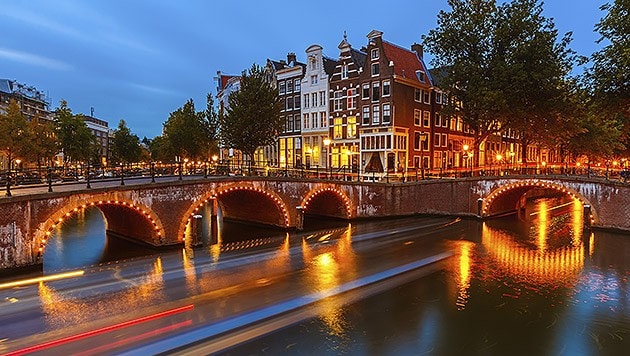 Eine der vielen Grachten in Amsterdam (Bild: thinkstockphotos.de)