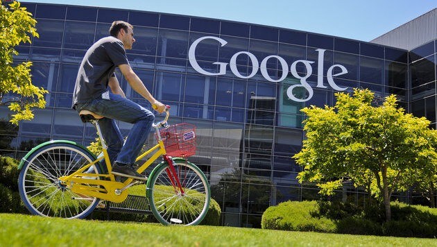 Branchenexperten schätzen, dass die Server von Google täglich durchschnittlich rund 30 Milliarden Mal eine Werbeanzeige ausliefern. (Bild: dpa/Ole Spata)