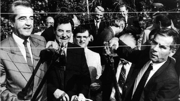 Außenminister Mock und sein ungarischer Amtskollege durchtrennen 1989 den Eisernen Vorhang. (Bild: APA)