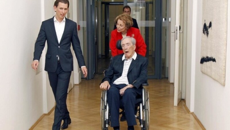 Kurz 2014 auf dem Weg zu einer Buchpräsentation mit Mock und dessen Gattin Edith (Bild: APA/BMEIA/ASHRAF MAHMOUD)