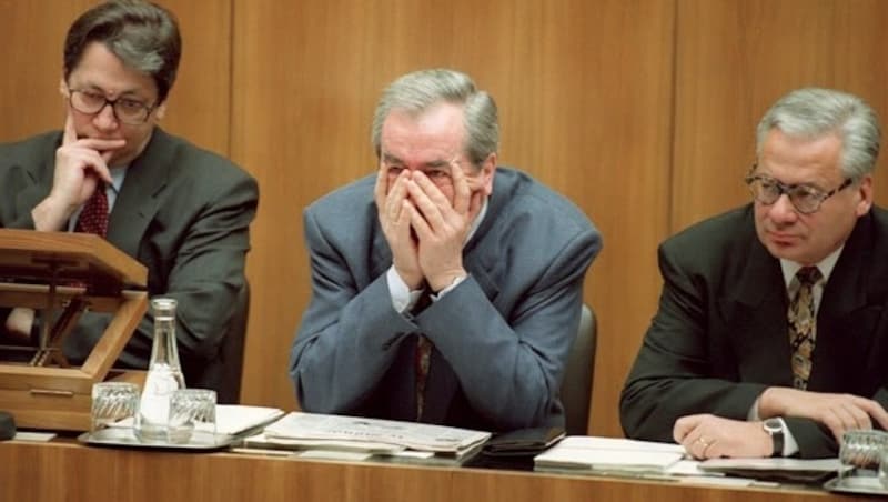 Außenminister Mock (Mitte) 1995 während einer Budgetrede im Nationalrat (Bild: APA/Robert Jaeger)