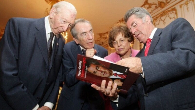 Zwei Alt-Bundespräsidenten (Kurt Waldheim, Heinz Fischer) nehmen Mock und Gattin Edith in die Mitte. (Bild: APA/Dragan Tatic/BUNDESHEER)