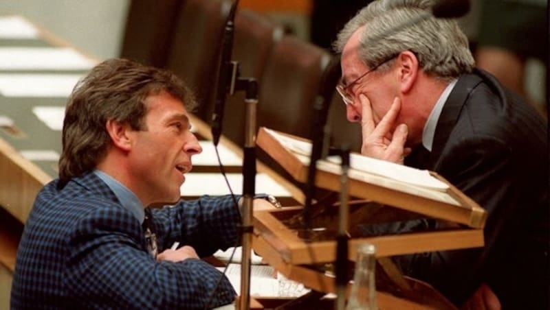 Alois Mock und FPÖ-Chef Jörg Haider während einer Sondersitzung im Nationalrat im Jänner 1995 (Bild: APA/Robert Jaeger)