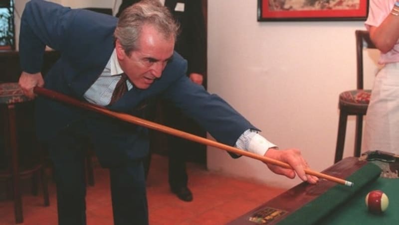 Außenminister Mock beim Billard in Saigon während einer Südostasienreise im Jahr 1995 (Bild: APA/Robert Jaeger)