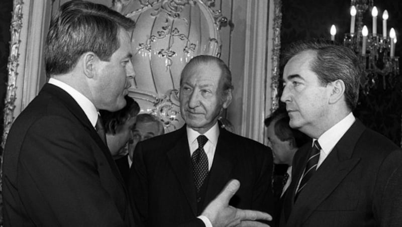 Mock 1987 mit Kanzler Franz Vranitzky und BP Kurt Waldheim bei der Angelobung der neuen Regierung (Bild: APA/ROBERT JAEGER)