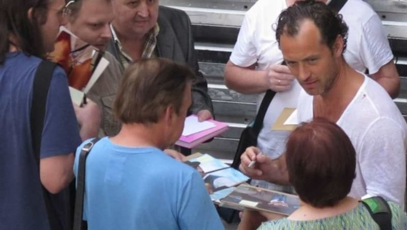 Jude Law schrieb fleißig Autogramme. (Bild: Starpix/A. Tuma/SPY)