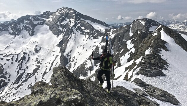 Der Aufstieg auf dem Sommergipfel erfolgt durch eine steile Rinne oder den Gipfelgrat (Bild: Hannes Wallner)