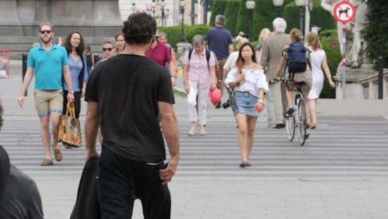 Jude Law (von hinten) in der Wiener Innenstadt (Bild: Starpix/A. Tuma/SPY)