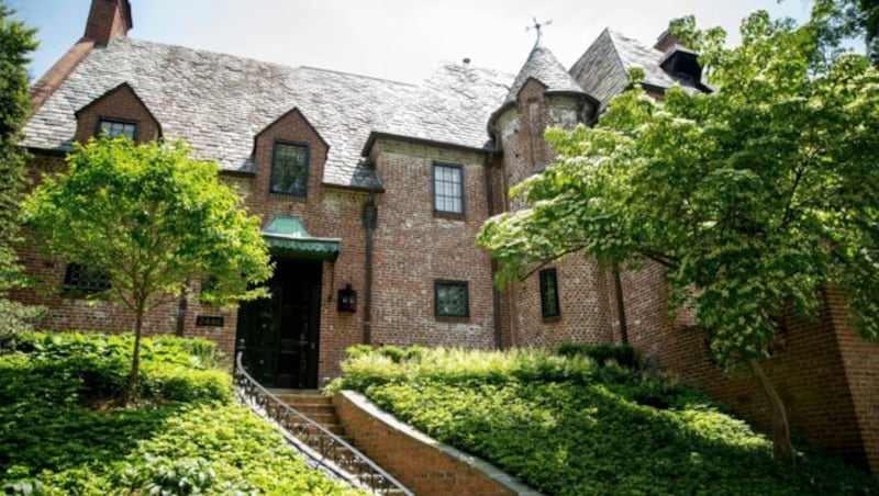 Diese Villa im mondänen Viertel Kalorama gehört nun den Obamas. (Bild: AP)