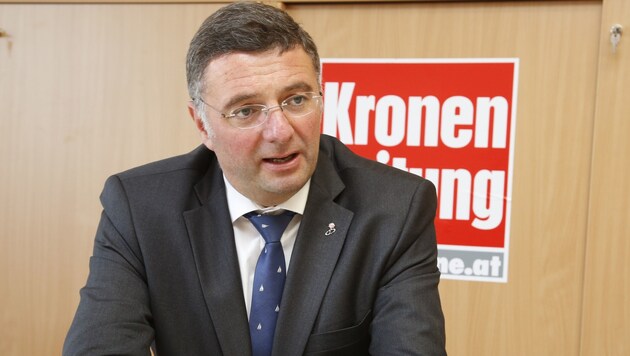 Infrastrukturminister Jörg Leichtfried will noch einmal alle Trassenvarianten prüfen lassen (Bild: Uta Rojsek-Wiedergut)