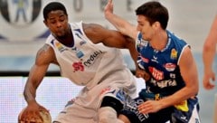 Chris McNealy (Oberwart) und Bogic Vujosevic (Kapfenberg) im Zweikampf (Bild: GEPA pictures)