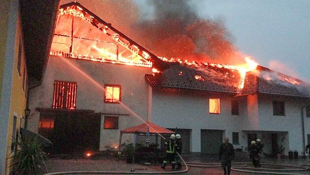200 Feuerwehrmänner bekämpften den Brand nach einem Blitzschlag in Schörfling. (Bild: FOTOKERSCHI.AT/KERSCHBAUMMAYR)