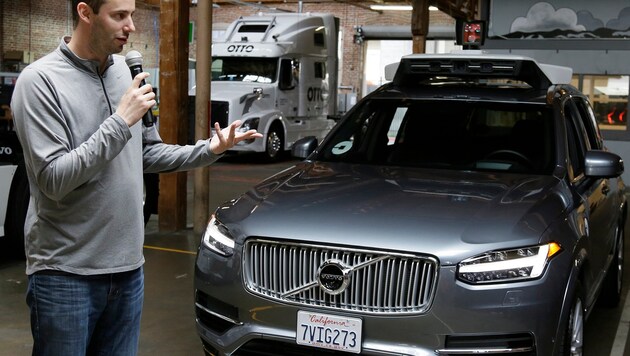 Anthony Levandowski vor einem autonom fahrenden Volvo, mit dem Uber seine Technologien erprobt. (Bild: AP)