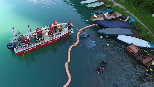 Feuerwehr-Taucher sicherten den im See versunkenen Pkw (Bild: kerschi.at)